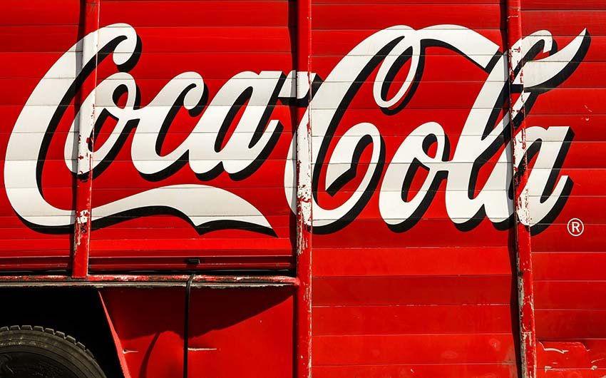Das ikonische Coca-Cola-Logo auf einem roten Fahrzeug als Beispiel für starke visuelle Markenidentität