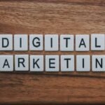 Grafik mit dem Text "Digital Marketing", symbolisiert die Rolle digitaler Strategien im Markenaufbau