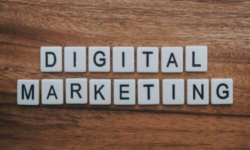 Grafik mit dem Text "Digital Marketing", symbolisiert die Rolle digitaler Strategien im Markenaufbau