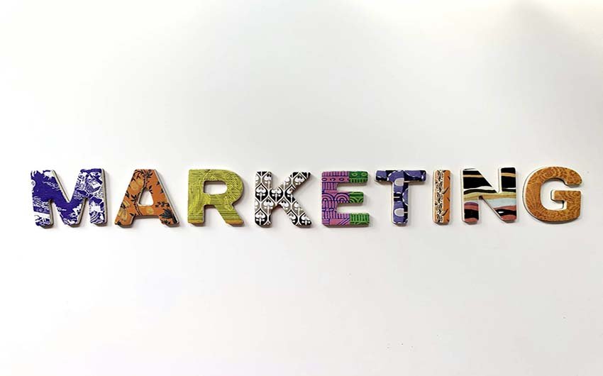 Der Begriff „Marketing“ als zentrales Element moderner Markenkommunikation, dargestellt auf hellem Hintergrund. 
