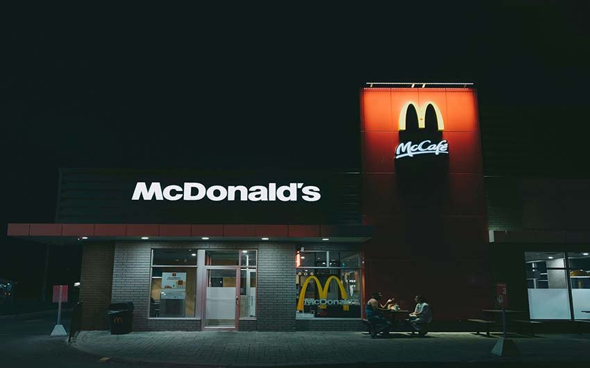 Internationale McDonald's-Filiale mit lokal angepasstem Design und global einheitlicher Markenidentität